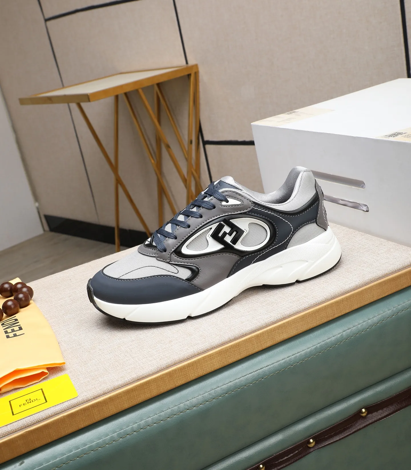 Ex-factory price 760 (high version) [Fendi] Fendi’s latest casual shoes for men! Available at counters simultaneously! A one-to-one replica of the original. Made entirely of imported top-grain calfskin, the interior is made of top-grain water-dyed cowhide, and the original factory-supplied rubber outsole. Leading new fashion concepts. Matching code: 39-44. 38.45 can be customized and cannot be returned or exchanged!